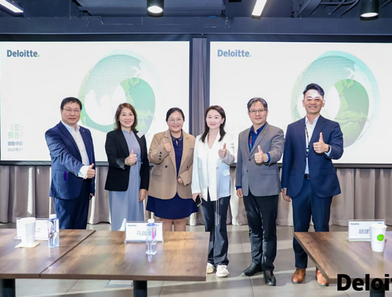 Deloitte group photo with Grace Yeung